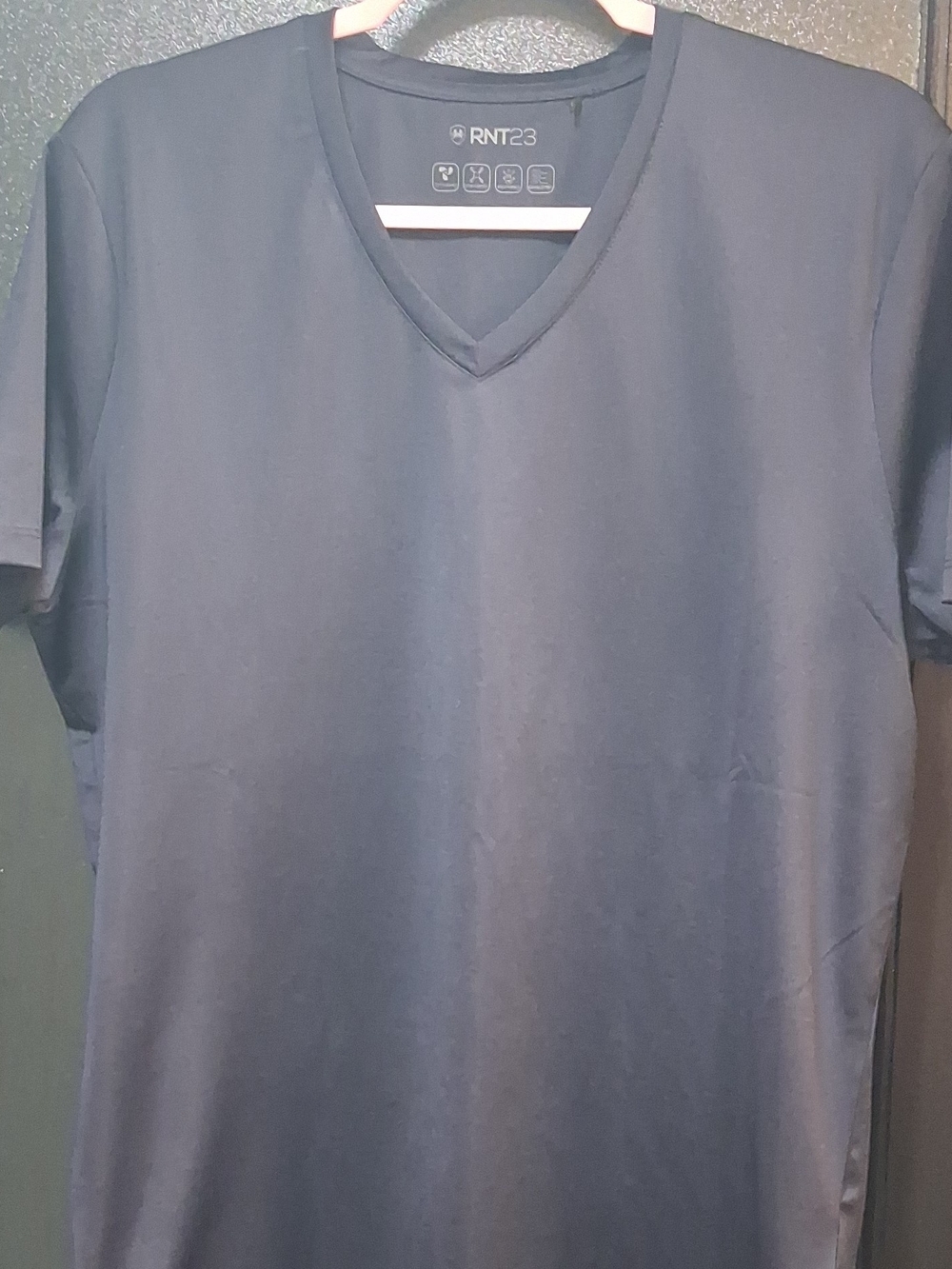 RNT23 mens Medium Navy Blue V Neck T